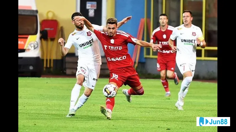 Các cầu thủ Dynamo Barnaul và Nosta tranh chấp quả bóng trên sân cỏ Các cầu thủ Dynamo Barnaul và Nosta tranh chấp quả bóng trên sân cỏ