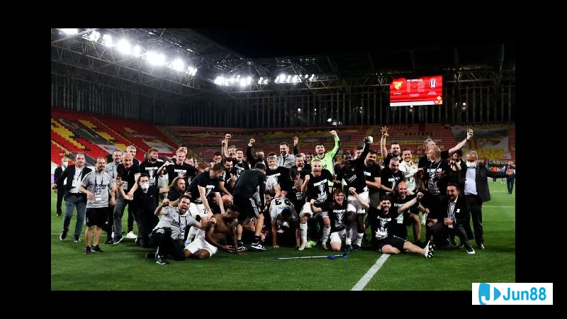Cầu thủ Goztepe tấn công mạnh mẽ trước hàng phòng ngự của Besiktas