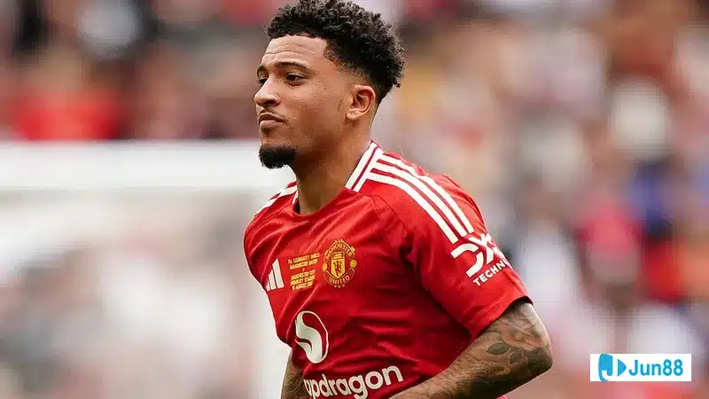 Jadon Sancho trong màu áo đội bóng thể hiện phong độ trên Jadon Sancho trong màu áo đội bóng thể hiện phong độ