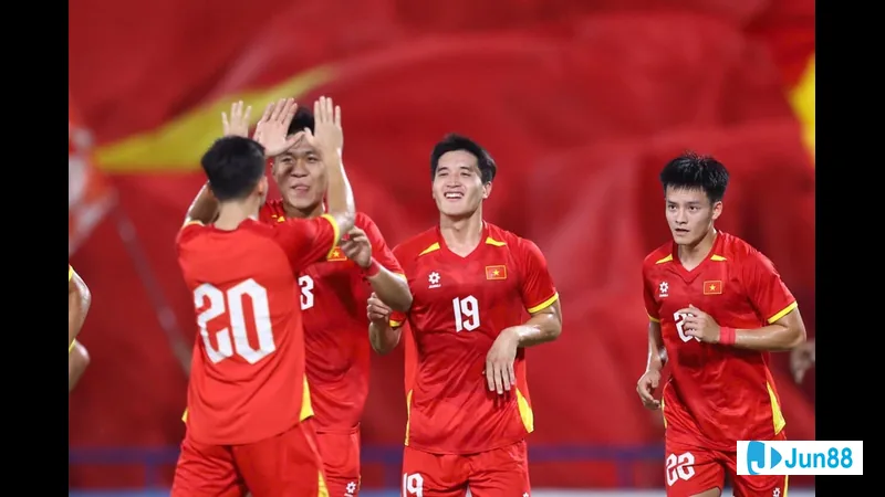 Trận đấu giữa U23 Việt Nam và U23 Singapore trên sân cỏ