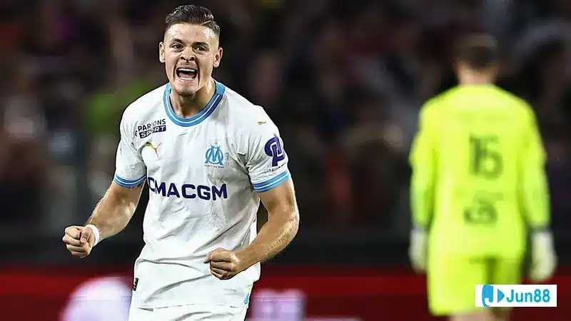 Cầu thủ của Metz cố gắng ngăn chặn cầu thủ của Marseille đi bóng Cầu thủ của Metz cố gắng ngăn chặn cầu thủ của Marseille đi bóng