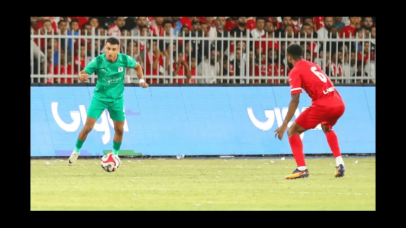 Cầu thủ của Al Ittihad vượt qua hậu vệ Al Masry trong trận đấu bóng đá Cầu thủ của Al Ittihad vượt qua hậu vệ Al Masry trong trận đấu bóng đá