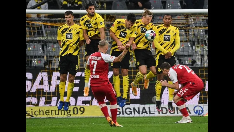 Trận đấu bóng đá giữa Freiburg và Dortmund Trận đấu bóng đá giữa Freiburg và Dortmund
