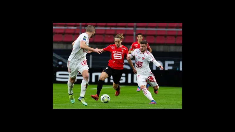 Cầu thủ Rennes đang kiến tạo cơ hội ghi bàn trước hàng phòng ngự của Brest