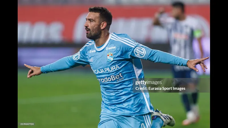Cầu thủ Alianza Lima với sự quyết tâm vượt qua hàng phòng ngự của Sporting Cristal Cầu thủ Alianza Lima với sự quyết tâm vượt qua hàng phòng ngự của Sporting Cristal