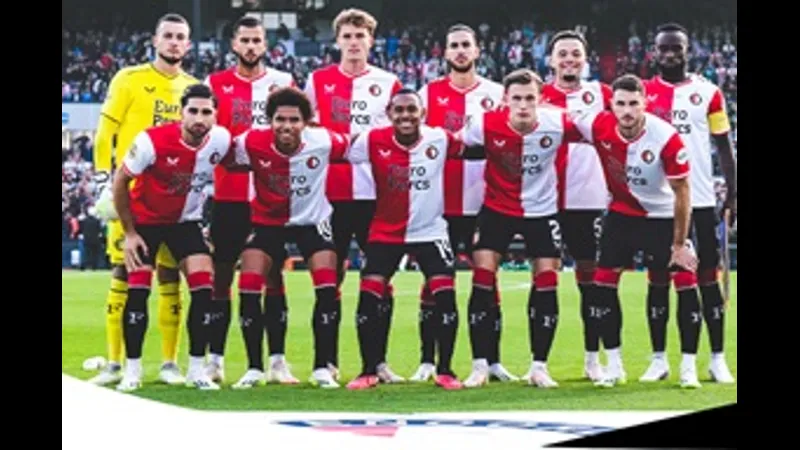 Cầu thủ Feyenoord vượt qua phòng ngự của Real Betis để tạo ra cơ hội ghi bàn Cầu thủ Feyenoord vượt qua phòng ngự của Real Betis để tạo ra cơ hội ghi bàn