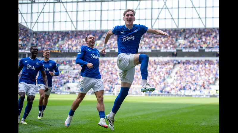 Cầu thủ Everton và Bournemouth tranh chấp bóng trên sân - Phân tích chiến