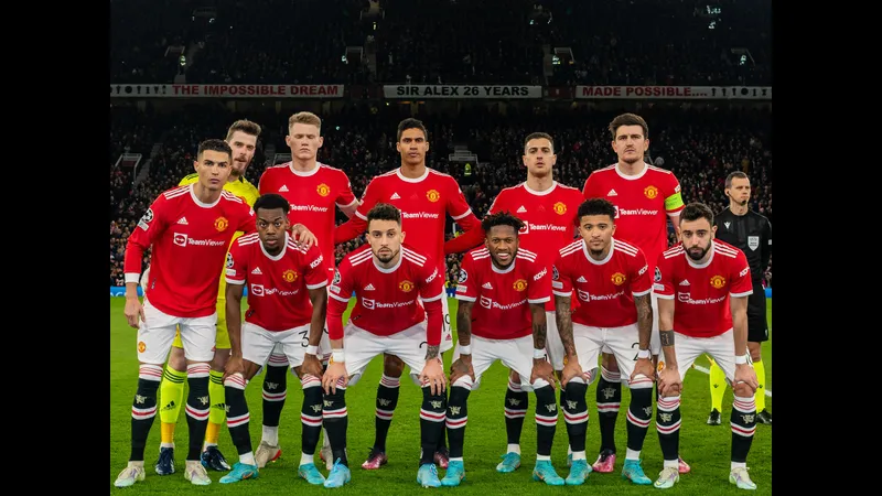 Cầu thủ West Ham và MU đối mặt trong tình huống tranh chấp bóng Cầu thủ West Ham và MU đối mặt trong tình huống tranh chấp bóng
