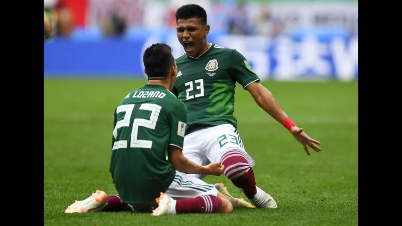 Cầu thủ Mexico và Bồ Đào Nha tranh chấp bóng trên sân