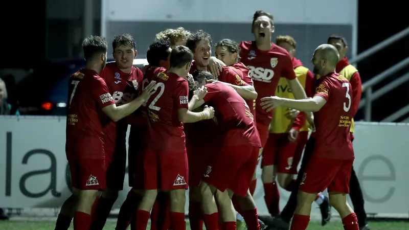 Cầu thủ Broadmeadow Magic và Cooks Hill United tranh chấp quả bóng